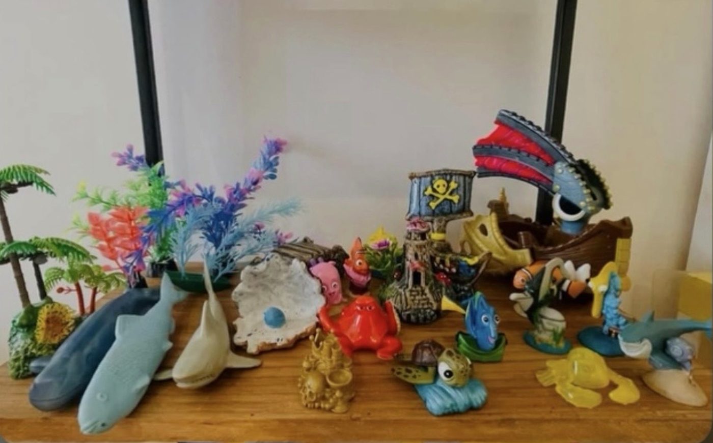 Miniaturas de fundo do mar: baleias, tubarões, peixinhos, tartaruga, concha com pérola e um barco pirata
